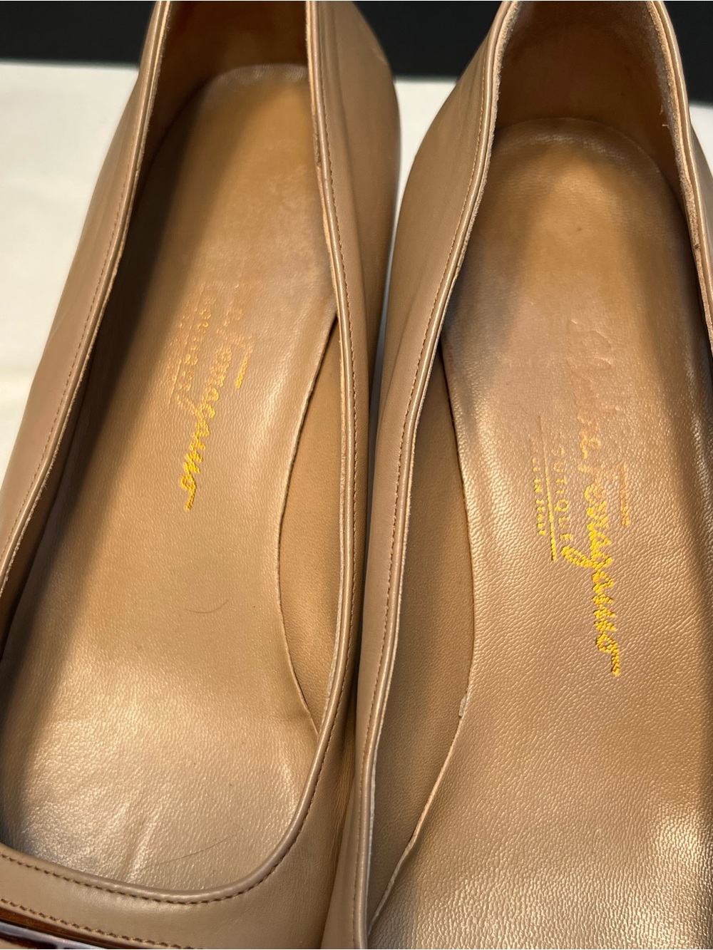 Salvatore Ferragamo Vintage Beige Leather Buckle Pumps - Picture 4 of 12